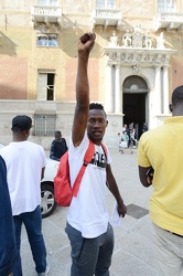 Genova, Prefettura - protesta immigrati richiedenti asilo
