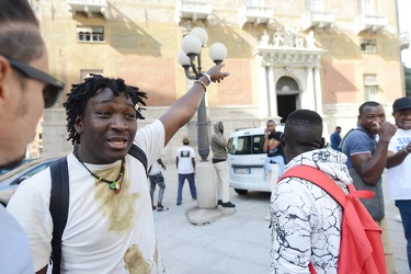 Genova, Prefettura - protesta immigrati richiedenti asilo