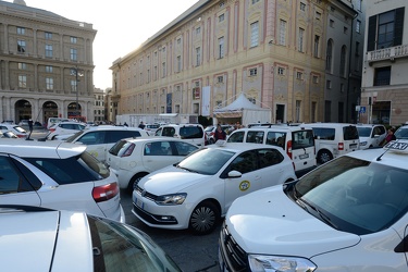 Genova, piazza De Ferrari - manifestazione presidio blocco taxis