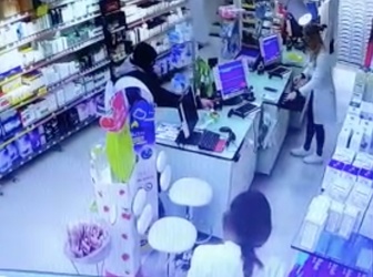 Genova - fotogramma videocamera sorveglianza rapina farmacia