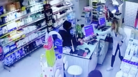 Genova - fotogramma videocamera sorveglianza rapina farmacia