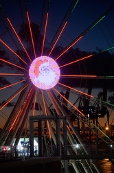 Genova, porto antico - la ruota panoramica con illuminazione nat