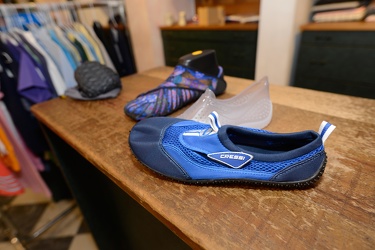 Genova - tornano di moda le scarpette da scoglio