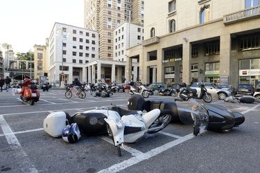 Genova, piazza Dante - motorini a terra causa vento