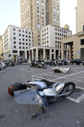 Genova, piazza Dante - motorini a terra causa vento