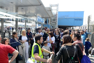 Genova, porto antico - molti turisti in coda per visitare acquar