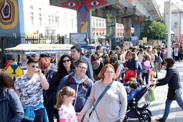 Genova, porto antico - molti turisti in coda per visitare acquar