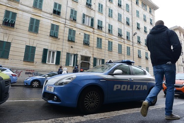 Genova, Marassi, via Casata Centuriona - Caccia all‚Äôuomo in un