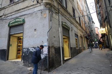 Genova, centro storico - negozi all'angolo, market fine via Pre 