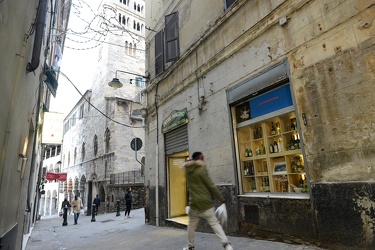 Genova, centro storico - negozi all'angolo, market fine via Pre 