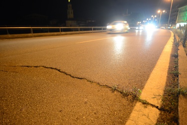 Genova - crepa nell‚Äôasfalto in corso Europa strada chiusa e po