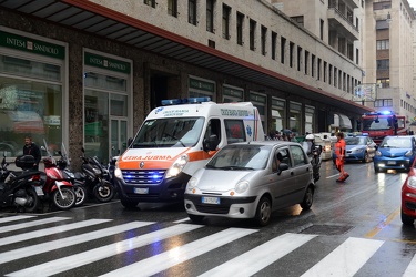 Genova, via Fieschi - allarme incendio filiale banca, poi rientr