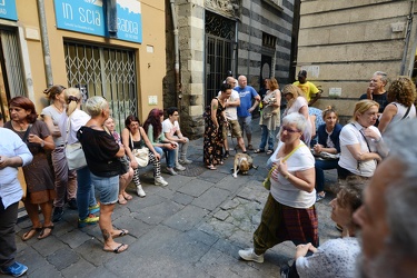 Genova, centro storico - assemblea improvvista degli abitanti di