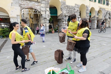 Genova, piazza Raibetta - incaricati distribuiscono bidoncini pe