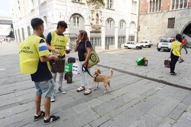Genova, piazza Raibetta - incaricati distribuiscono bidoncini pe