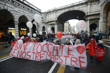 Genova, via XX Settembre - il corteo dei diplomati magistrali