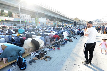 Genova, darsena - la festa per la fine del ramadan - aid al fitr