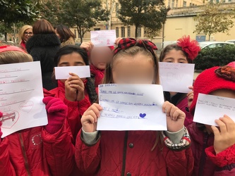 Genova, piazza Palermo - flash mob bambni contro violenza sulle 