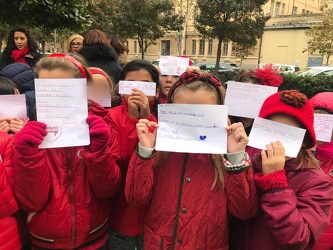 Genova, piazza Palermo - flash mob bambni contro violenza sulle 