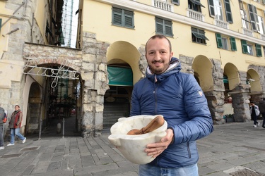 Genova, centro storico - food blogger esperto di pesto Fabio Acc