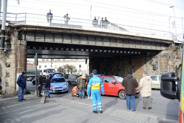 Genova, via Pacinotti - si lancia dal ponte della ferrovia e fin