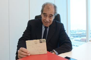 Genova - Giacomo Costa Ardissone mostra due lettere scritte da E