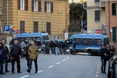 Genova - giornata di tensione - manifestazione antifascista e fe