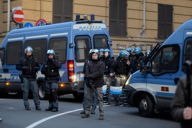 Genova - giornata di tensione - manifestazione antifascista e fe