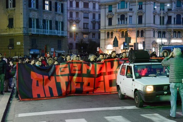 Genova - giornata di tensione - manifestazione antifascista e fe