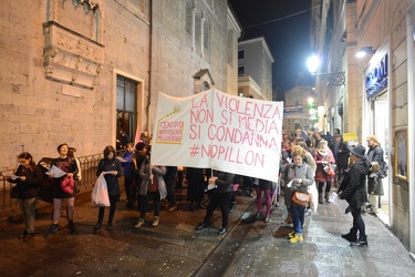Genova, centro - manifestazione comitato femminista non una di m
