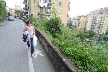 Genova, Borgoratti, via tanini - anziana cade oltre il muretto