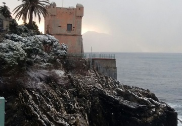 Genova - timida neve in centro in mattinata