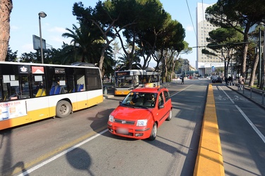 Genova - situazione traffico e parcheggi davanti stazione Brigno