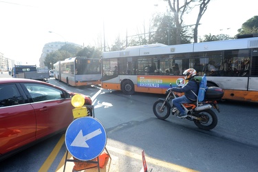 Genova - situazione traffico e parcheggi davanti stazione Brigno