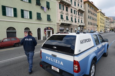 Genova, quartiere Marassi, via Bobbio - intervento polizia per f