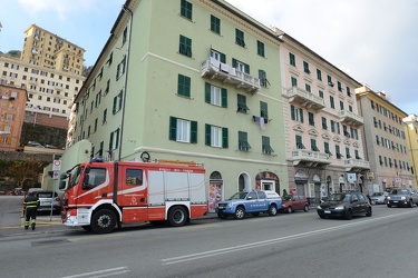 Genova, quartiere Marassi, via Bobbio - intervento polizia per f