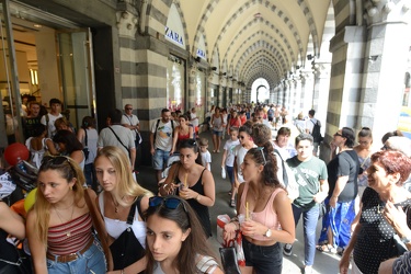 Genova - via XX Settembre - primo giorno di saldi estivi