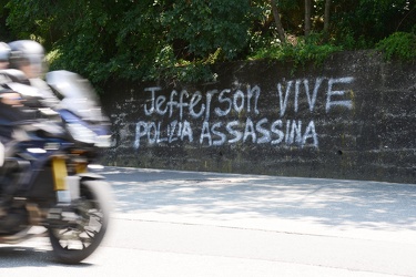 Genova, Borzoli, Sestri Ponente - scritta contro polizia dopo l'