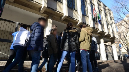 Genova, corso Mentana - uscita scuola istituto duchessa Galliera