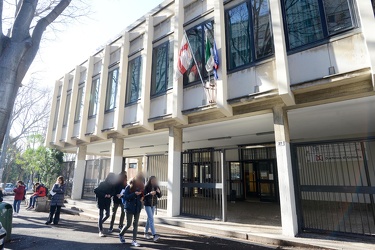 Genova, corso Mentana - uscita scuola istituto duchessa Galliera