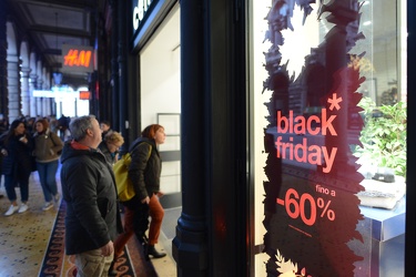 Genova, via XX Settembre - shopping in questa domenica di black 