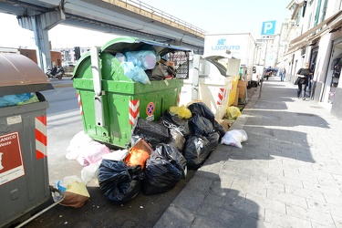 Genova - problema spazzatura e cassonetti pieni