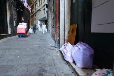 Genova - spazzatura nel centro storico, ecopunti chiusi