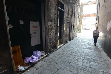 Genova - spazzatura nel centro storico, ecopunti chiusi