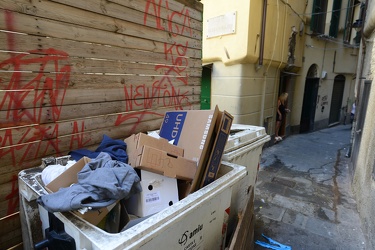 Genova - spazzatura nel centro storico, ecopunti chiusi