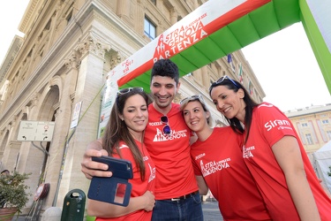 Genova, piazza De Ferrari - ultimi preparativi per la corsa Stra