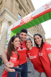 Genova, piazza De Ferrari - ultimi preparativi per la corsa Stra