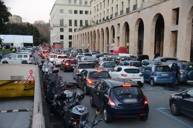 Genova, zona piazza della Vittoria - traffico intenso nel weeken