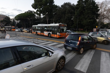 Genova, zona piazza della Vittoria - traffico intenso nel weeken