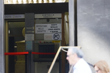 Genova - tribunale - metal detector domenica mattina